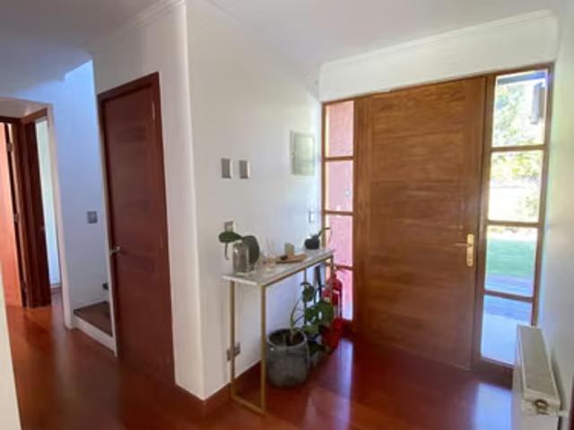 Venta casa chilena impecable en santa elena con termopanel acústico y gran piscina | tierras lindas | colegio pumahue | uf 11.900 | 4 dormitorios por 11900.00 en Colina