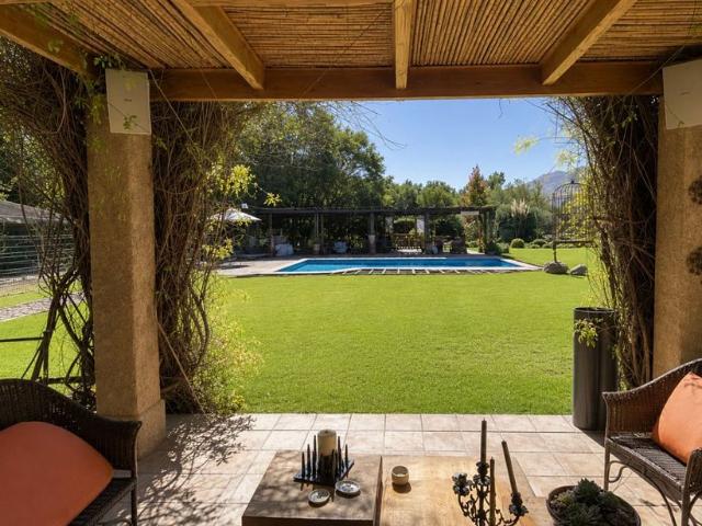 Venta Casa Colina Linda casa estilo inglés en condominio Los Castaños opción de derechos de agua