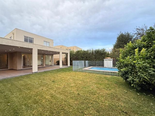 Venta Casa Colina Santa Elena Barrio Laguna