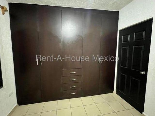 VENTA. Casa con 3 recámaras 1 en planta baja y sala de TV Rincones del Marques