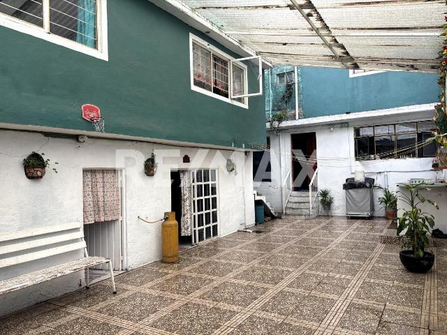 Venta Casa con 3 viviendas y un local