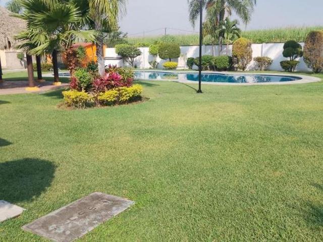 VENTA CASA CON ALBERCA Y SEGURIDAD TEZOYUCA MORELOS CUERNAVACA