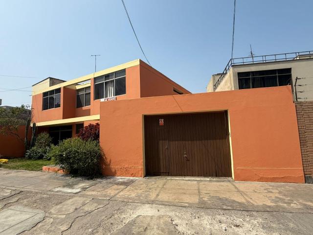 Venta Casa Con Amplio Jardin Interior En Valle Hermoso Surco