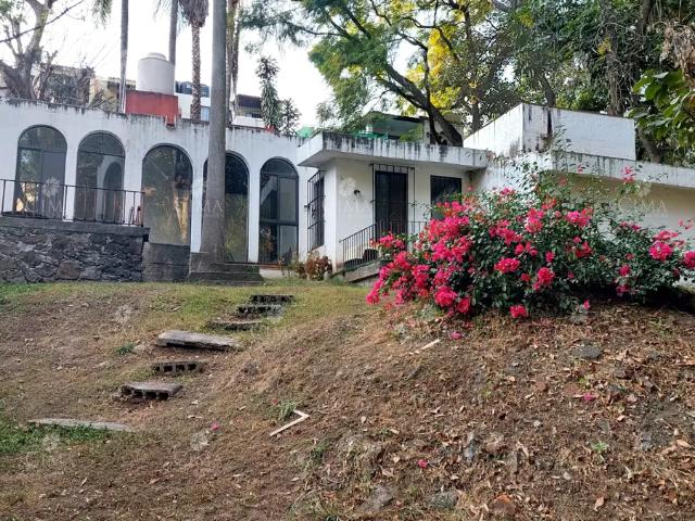 Venta Casa con Bungalow en Miraval, Cuernavaca, Morelos V394