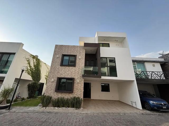 Renta casa con roof garden. Col. Nuevo León, Cuautlancingo. Zona PLaza San Diego