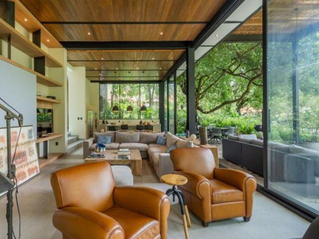 VENTA CASA DE DISEÑO EN CLUB DE GOLF MALINALCO
