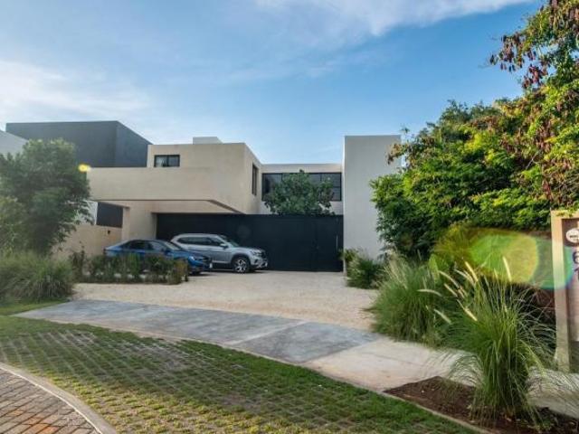 VENTA CASA DE LUJO 4 RECÁMARAS AMENIDADES PREMIUM COMPOSTELA ZONA COUNTRY CLUB