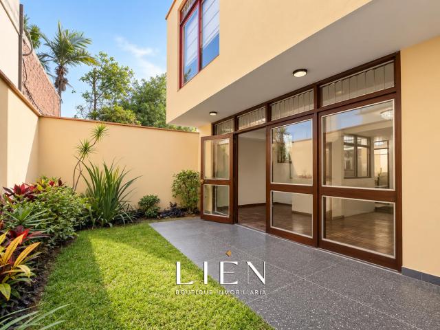 Venta Casa de tres niveles para remodelar en Surco