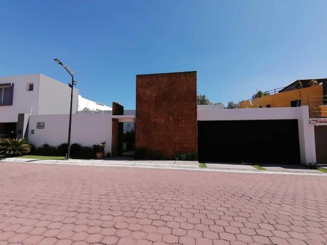 Venta casa de un nivel con jardín. Fracc El Lucero, atrás de Plaza San Diego