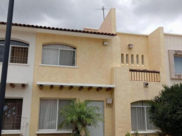 VENTA CASA DE 2 PLANTAS AL PONIENTE EN LA CD AGUASCALIENTES 3 REC 3 BAÑOS ESTUDIO ACCESO CONTROLADO