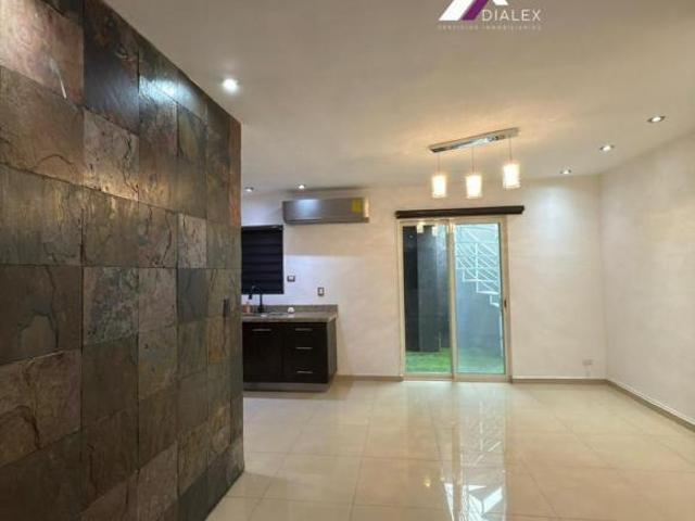 VENTA Casa de 3 niveles con TERRAZA y ALBERCA en FRACC. NEXXUS sector RUBÍ en Escobedo, Nuevo León