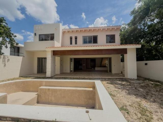 VENTA CASA DE 4 HABITACIONES CUARTO DE SERVICIO JARDIN,ALBERCA Y EQUIPADA PRIVADA PARQUE CENTRAL