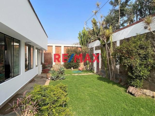Venta Casa De 4 Niveles Con Patio, Terraza Y Jardín En La Molina