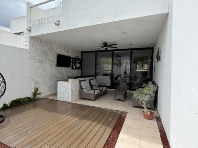 VENTA CASA DE 4 RECAMARAS, RECAMARA EN PLANTA BAJA JARDIN Y ALBERCA EN PRIVADA DZITYA