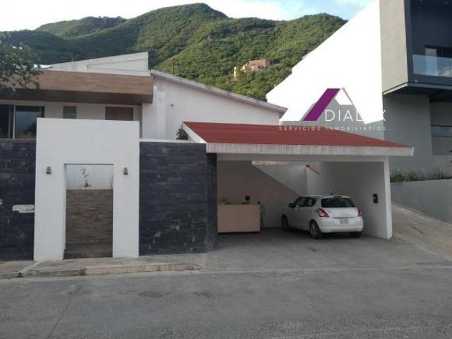 VENTA Casa de 921 m2 en RESIDENCIAL BOSQUENCINOS Zona Carertera Nacional en Monterrey