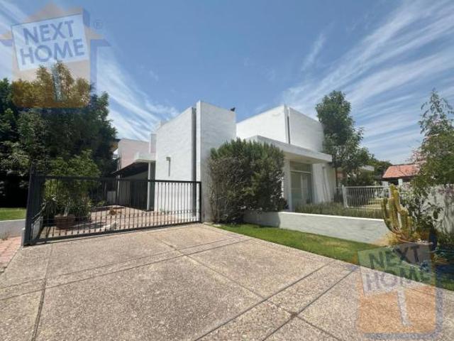 VENTA CASA EL CAMPANARIO CON GRAN TERRENO