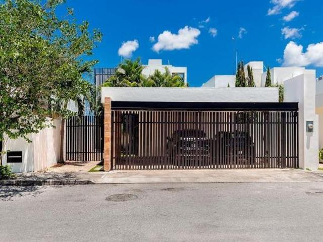 Venta Casa en Nucleo Sodzil Zona Norte de Merida