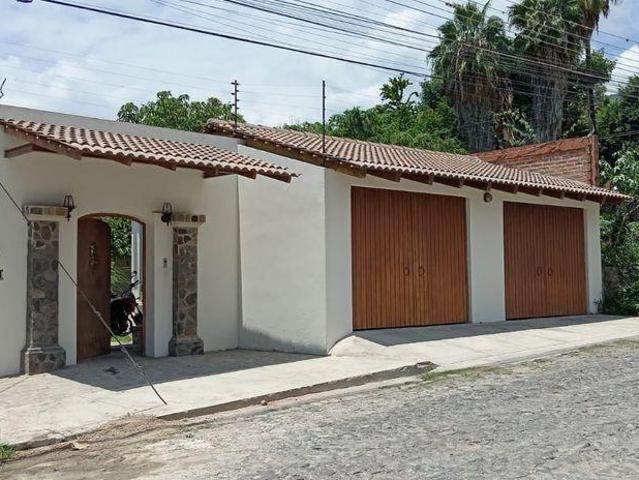 VENTA CASA EN AJIJIC CENTRO, CON ALBERCA, CHAPALA JALISCO