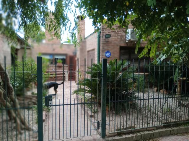VENTA CASA EN BARRIO ESCRIBANO CON DEPTO INDEPENDIENTE en Inmomap