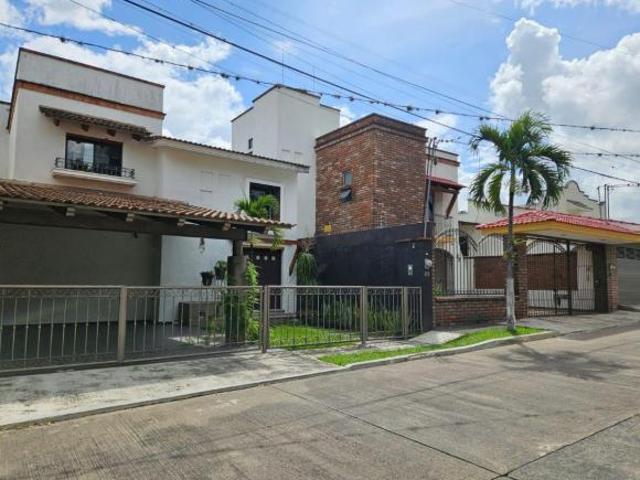 Venta Casa en Córdoba, Ver con 250 m² de terreno y 3 habitaciones en Fracc. Jardines de la Alameda