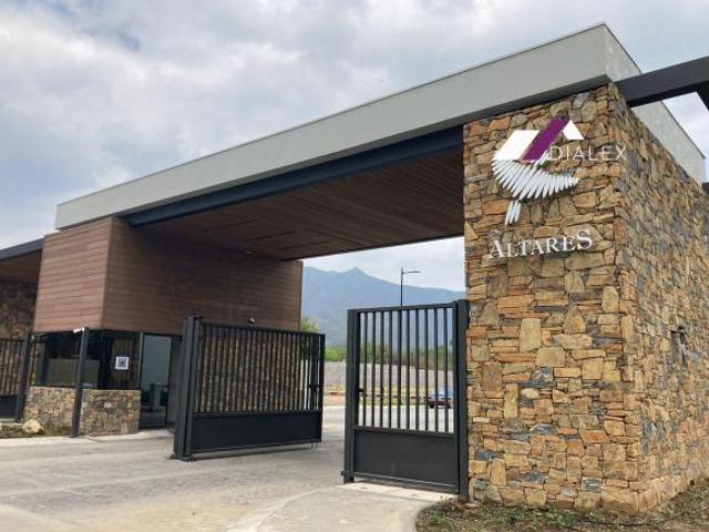 VENTA Casa en FRACCIONAMIENTO ALTARES RESIDENCIAL Carretera Nacional en SANTIAGO 4 Recámaras