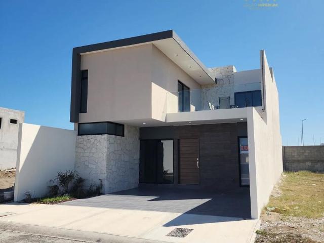 Venta Casa en Fraccionamiento Lomas del Mediterr?neo con alberca