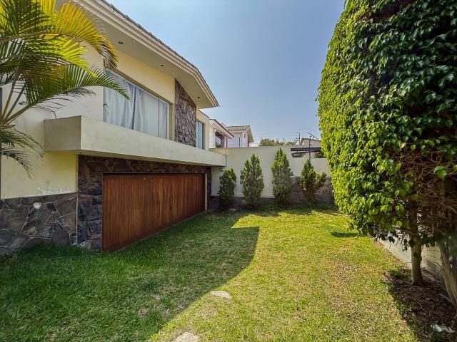 VENTA – CASA EN LAS LAGUNAS DE LA MOLINA | 560 m² DE TERRENO | PISCINA JACUZZI