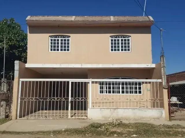Venta casa en Peral #287, Colonia Camichines, C.P. 48903