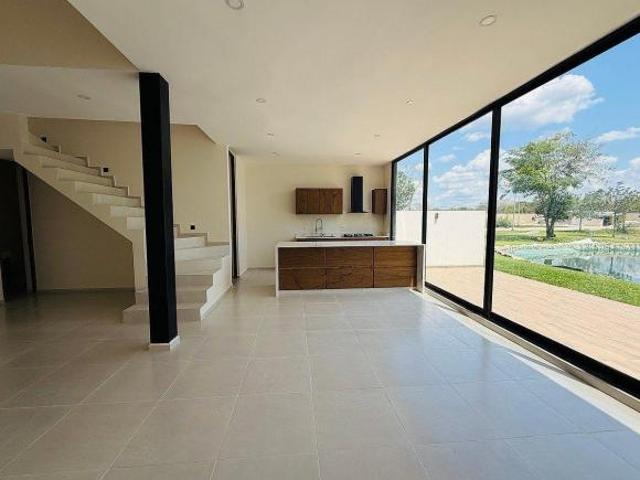VENTA CASA EN RESIDENCIAL ALTOZANO, CON VISTA AL LAGO, MERIDA YUC