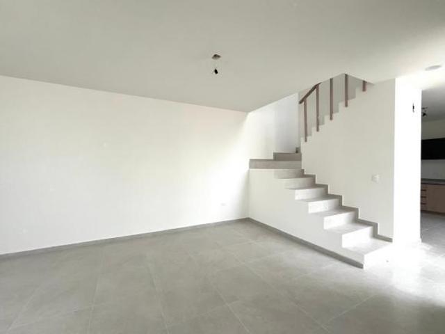 VENTA CASA EN RESIDENCIAL ZARZALES EN ESQUINA AL NORTE DE LA CIUDAD