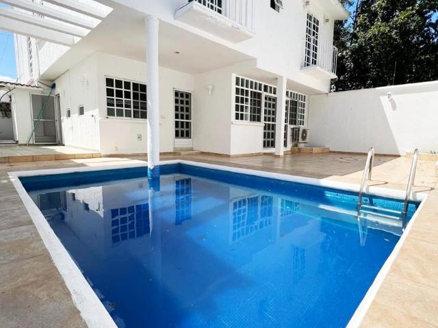 Venta Casa en Supermanzana 17 Excelente Locación y con Alberca