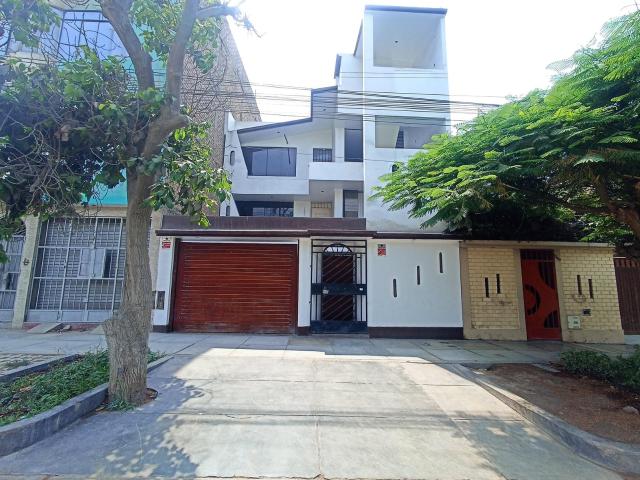 Venta Casa En Urb. El Pinar Comas / 3 Pisos
