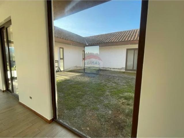 Venta casa estilo colonial en curicó | 5 dormitorios por 10300.00 en Curicó