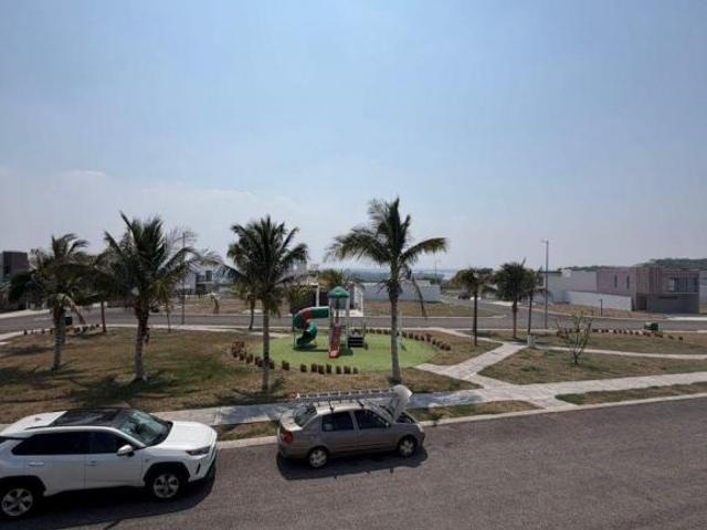 VENTA CASA FRENTE AREA VERDE