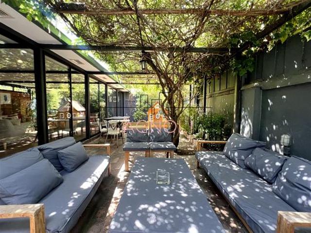 Venta Casa Las condes en calle residencial, cercana a metro los dominicos