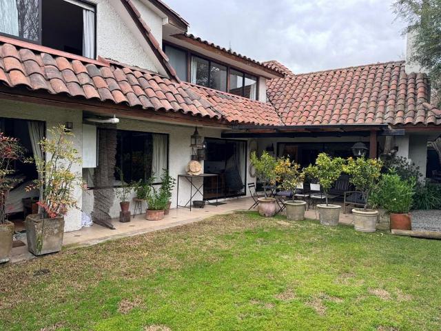 Venta Casa Lo barnechea Linda casa en sector residencial de La Dehesa