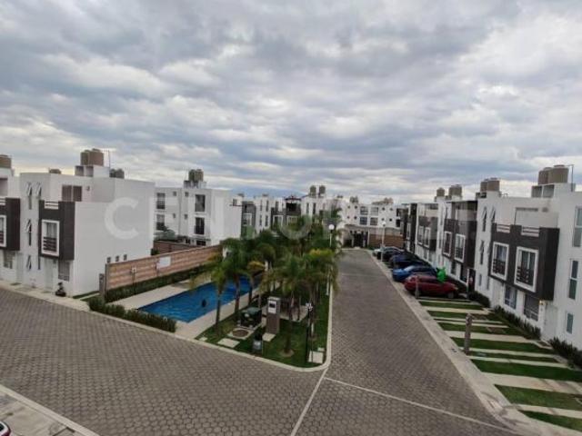 Venta casa semi nueva en fraccionamiento con alberca zona Coronango