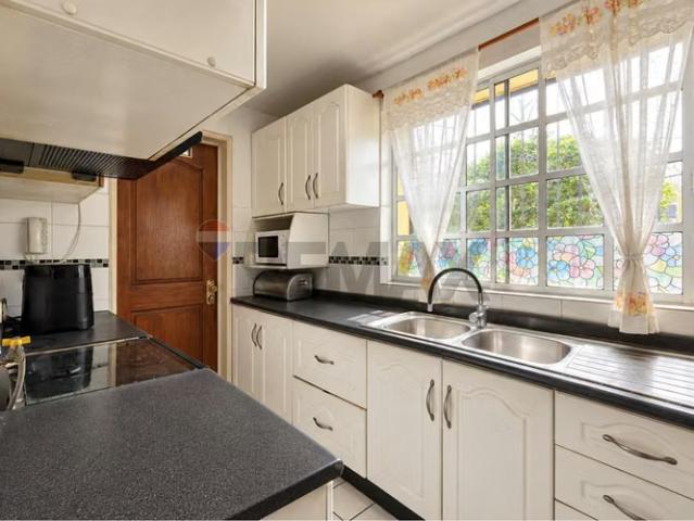 Venta casa 2 pisos peñalolen 3d piscina | 3 dormitorios por 7500.00 en Peñalolén