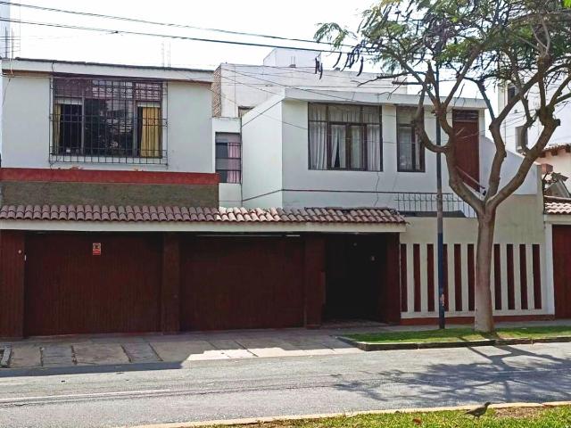 Venta Casa 300 m2 como terreno, en Surco, Frente a Parque, Excelente Inversión
