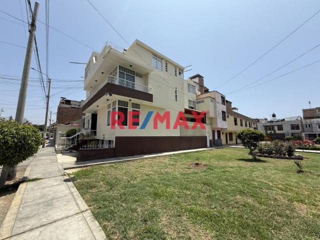 Venta Casa 3 Pisos Frente A Parque De Los Músicos Urb. Primavera