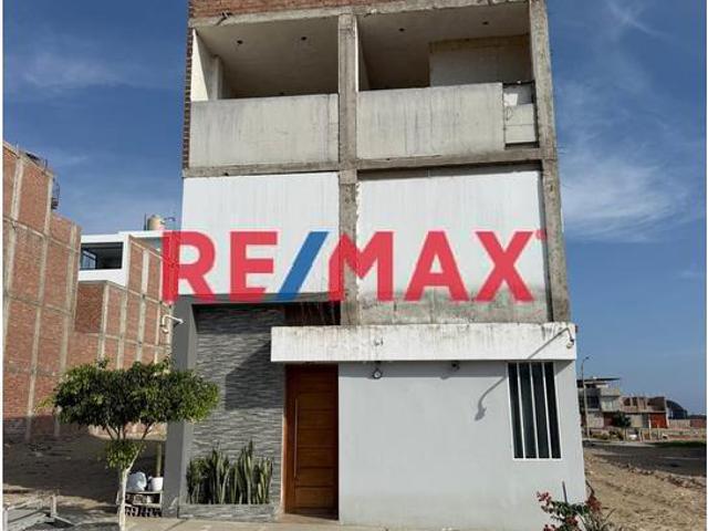 Venta Casa 3 Pisos Urb. Altos Del Valle Moche