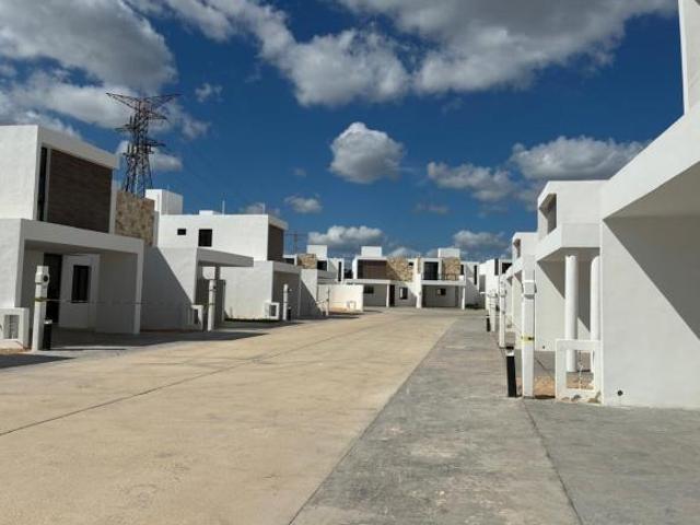VENTA CASA 4 RECÁMARAS CON PANELES SOLARES ALBERCA Y AMENIDADES TEMOZON NORTE
