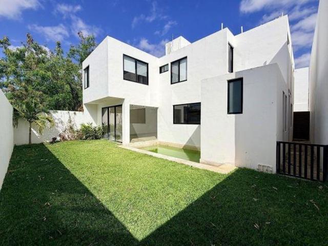 VENTA CASA 4 RECAMARAS,RECAMARA PB, ALBERCA EN PRIVADA SOLUNA CON AMENIDADES EN TEMOZON NORTE