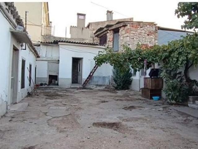 VENTA CASA/SOLAR ADOSADA EN ZAMORA ZONA SAN ISIDRO, PATIO, GARAJE Y CONSTRUCCIONES VARIAS.