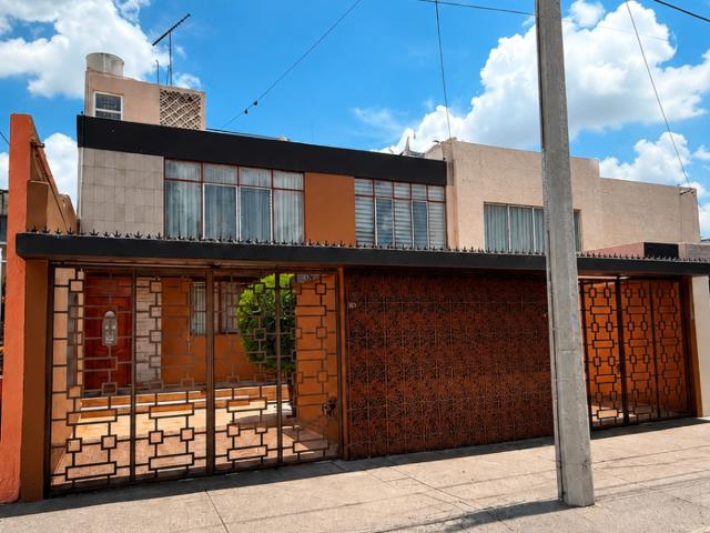 VENTA CÉNTRICA CASA SOBRE AV LÓPEZ MATEOS