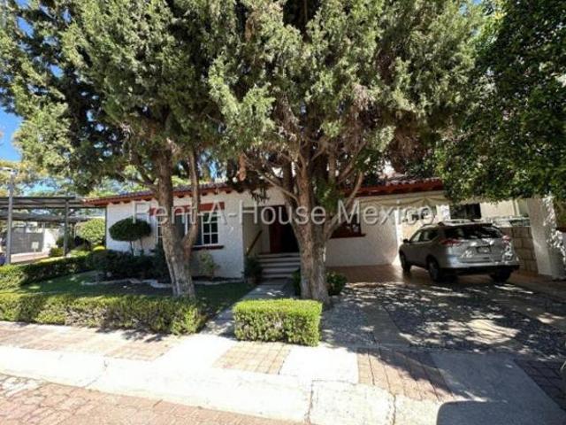 VENTA, Claustros del Parque Casa cuarto de servicio, estudio, área de TV, 3 recámaras