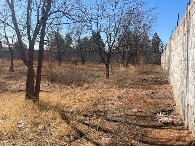 VENTA DE TERRENO COMPLETAMENTE BARDEADO CON PIE DE CASA EN COL SIERRA AZUL