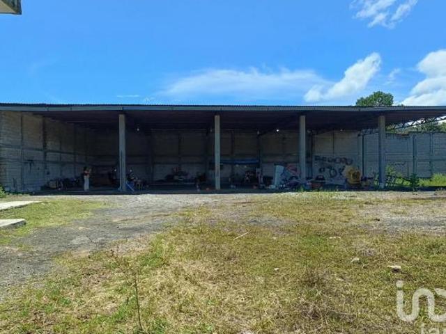 Venta de terreno con bodega en esquina Huauchinango