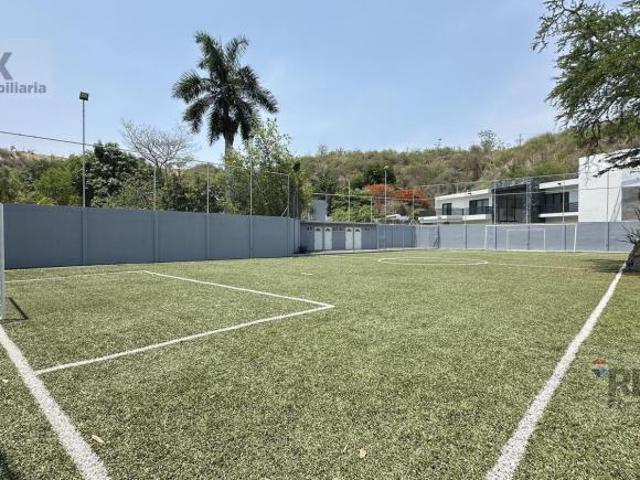 Venta de terreno, con cancha de futbol funcionando, Tequesquitengo, Morelos…Clave 6248