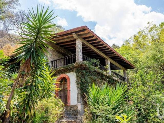 Venta de terreno con chalet tipo cabaña en Temascaltepec Valle de Bravo